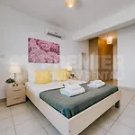 Luna Paralimni