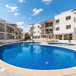Luna Paralimni
