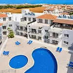 Luna Paralimni