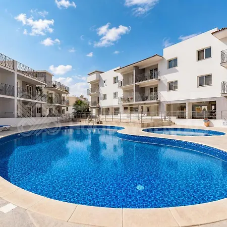 Luna Paralimni